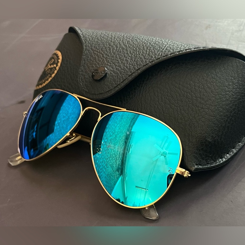 RayBan Aviator Blue Mirror Lens 
RB3025 Women / Men